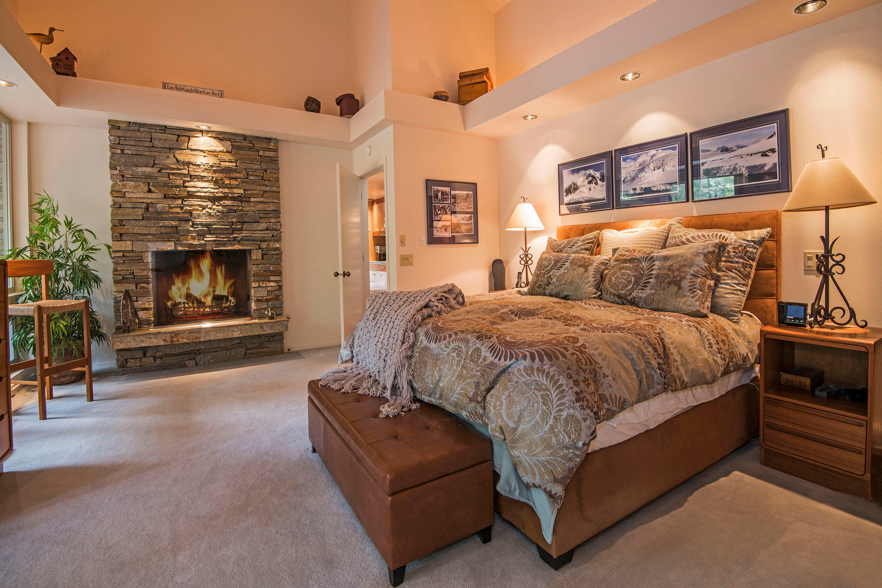 13853 Bishops Cap, Unit EM 29 Black Butte Ranch, OR 97759 - Photo 11 of 23 Master suite