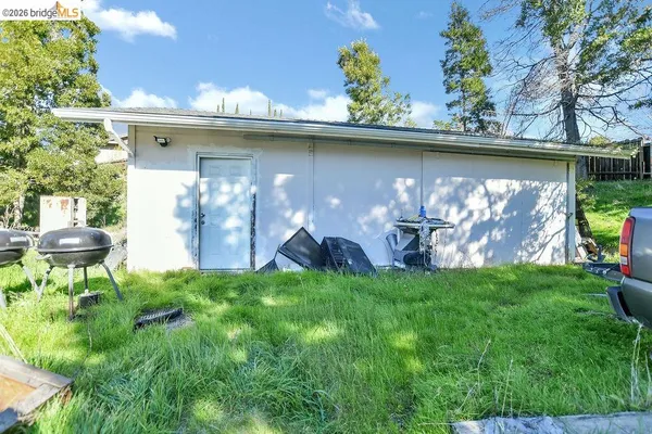 a view of a back yard of the house