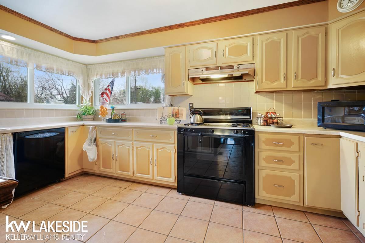 2279 Maplecrest Road Sterling Heights, MI 48310 - Photo 4 of 29 31317840-3.JPG