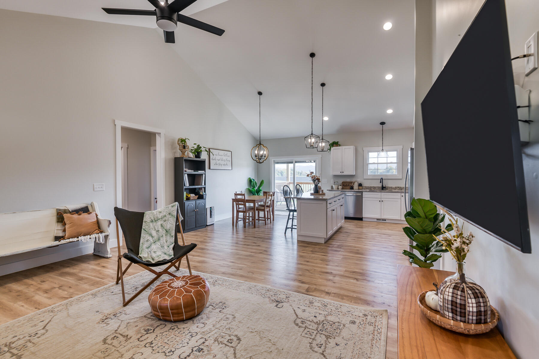 553 Ridgecrest Road Jonesborough, TN 37659 - Photo 6 of 25 Living Area