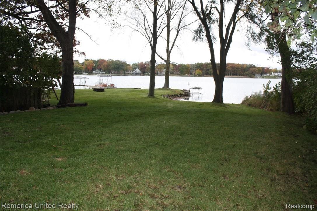 1873 Ladd Road Walled Lake, MI 48390 - Photo 8 of 50 IMG_0330.JPG