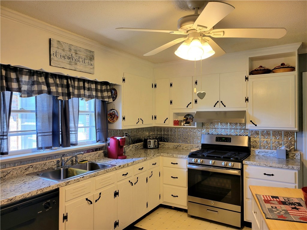 1114 Highway 413 Anderson, SC 29621 - Photo 6 of 36 Spacious kitchen with plenty of counter space