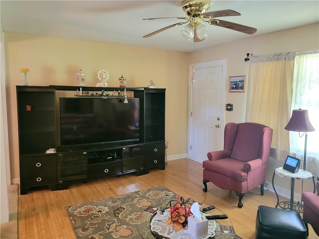 1114 Highway 413 Anderson, SC 29621 - Photo 10 of 36 Large open family room