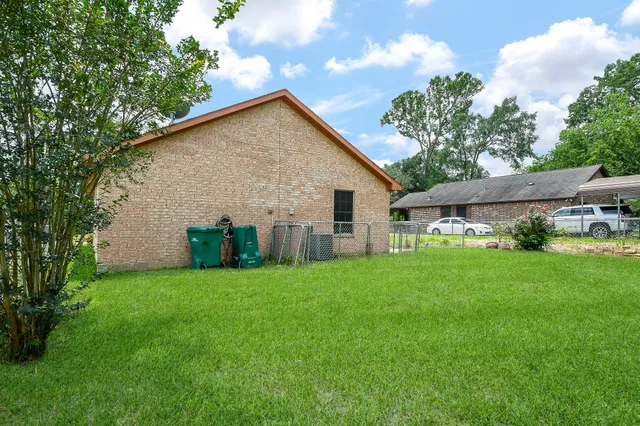 a view of a house with backyard and garden