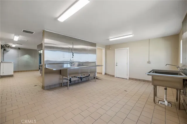 a view of a livingroom with furniture and a ceiling fan