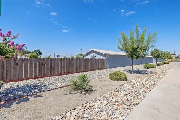 a view of a backyard