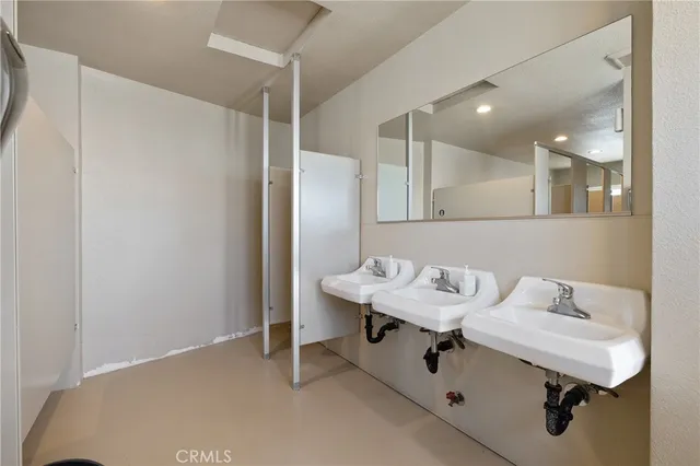 $2,400,000 | 638 West Kern Street, Dinuba, CA 93618