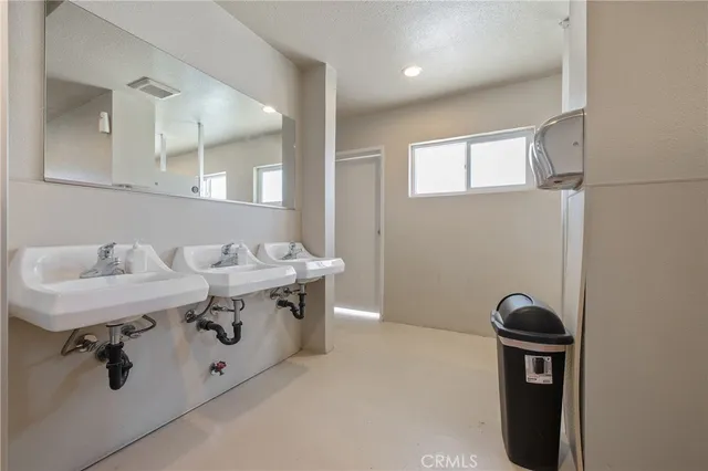 $2,400,000 | 638 West Kern Street, Dinuba, CA 93618