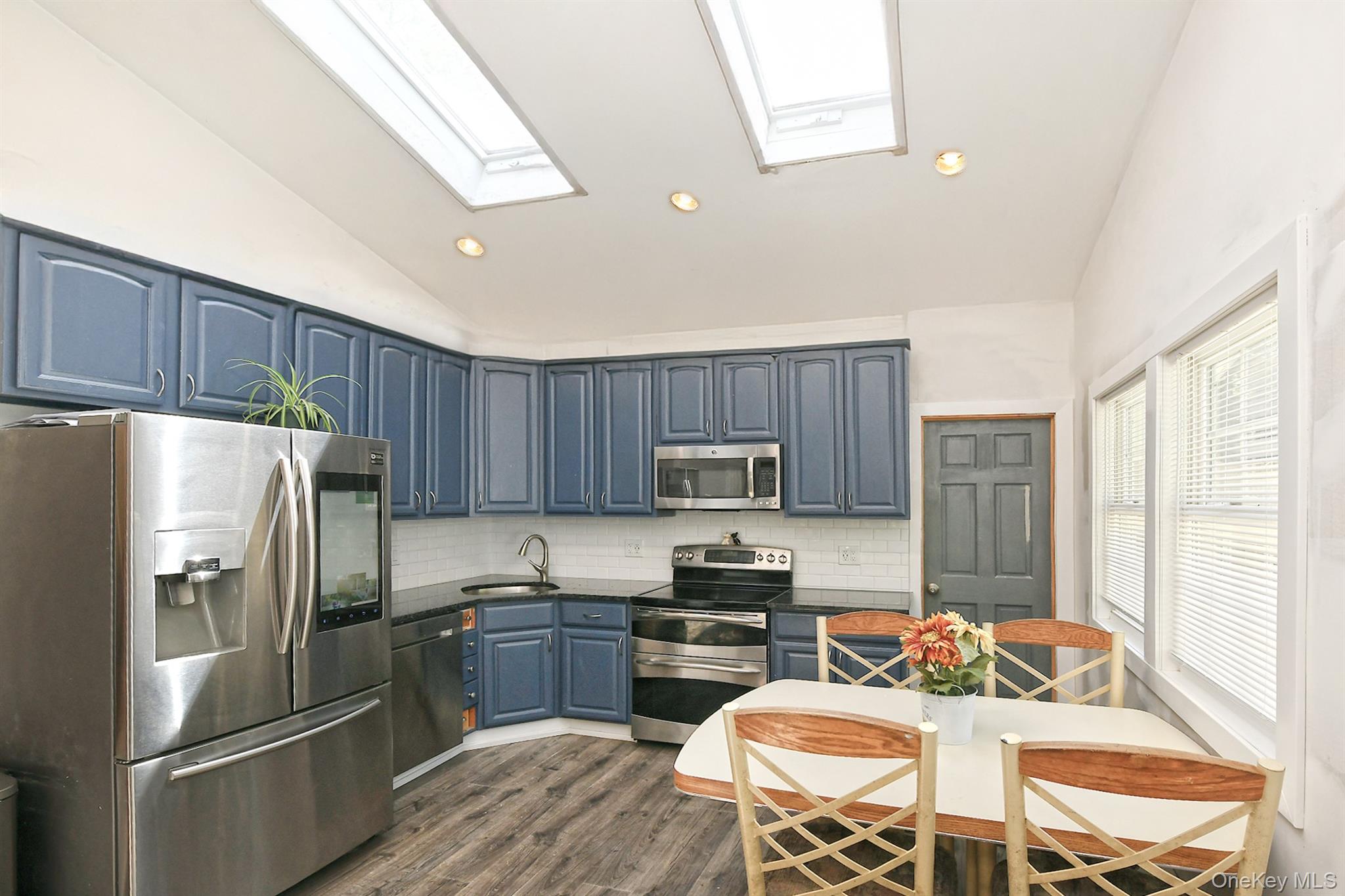 33 Robin Road Rocky Point, NY 11778 - Photo 4 of 16 Eat In Kitchen