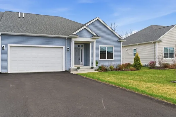 $619,900 | 48 Crestwood Circle, Unit 26, Northbridge, MA 01588
