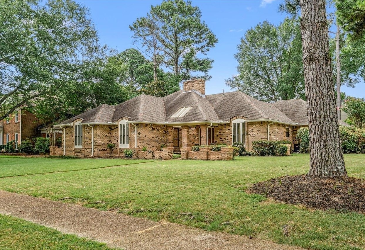 a view of a house with a yard