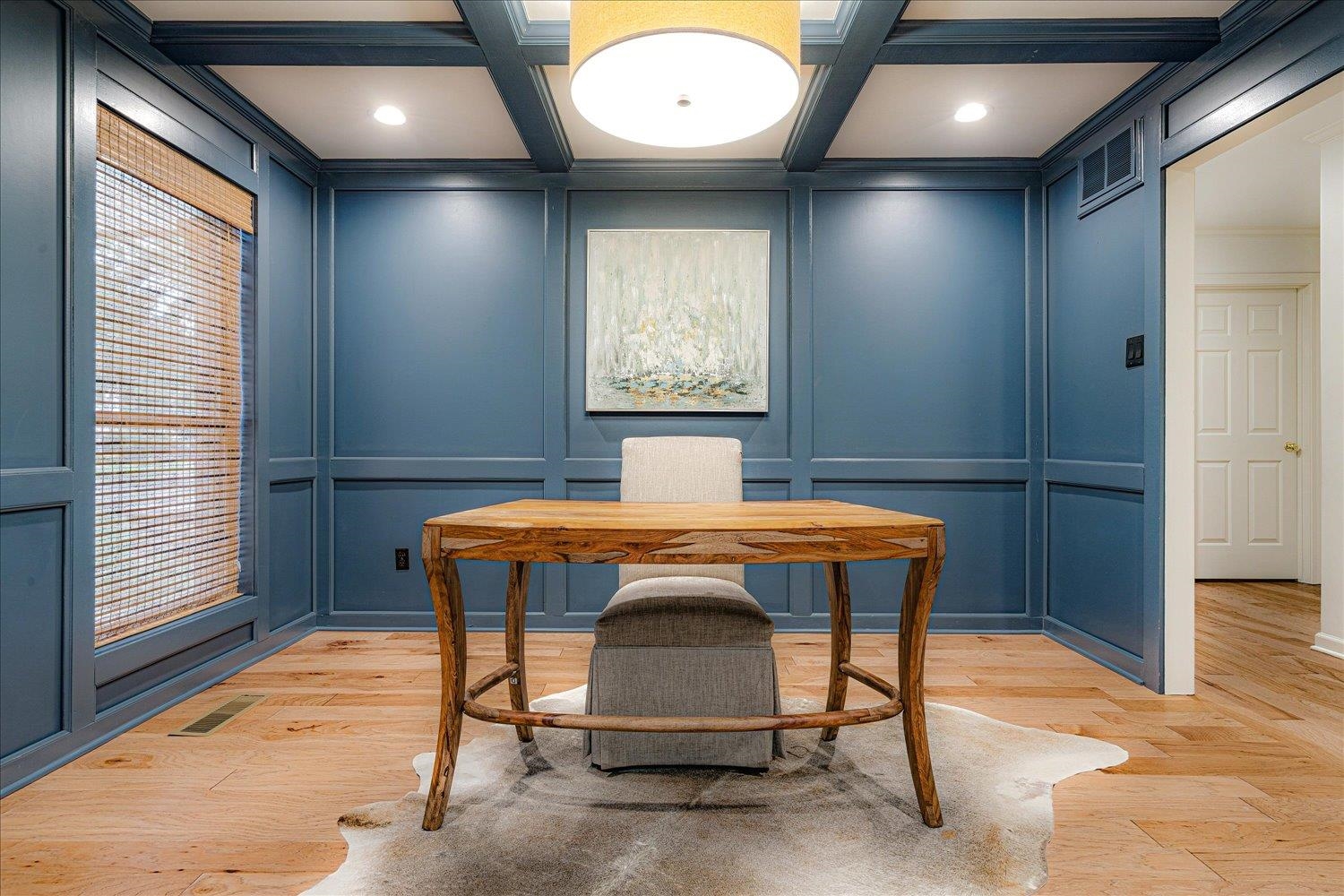 6677 Neshoba Road Memphis, TN 38120 - Photo 23 of 40 a room with table and window