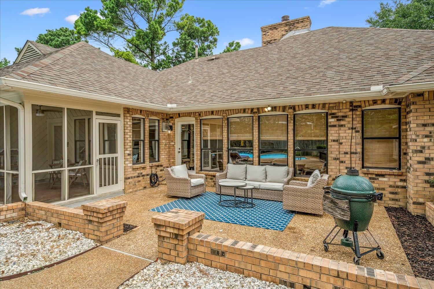 6677 Neshoba Road Memphis, TN 38120 - Photo 38 of 40 a building outdoor space with patio furniture