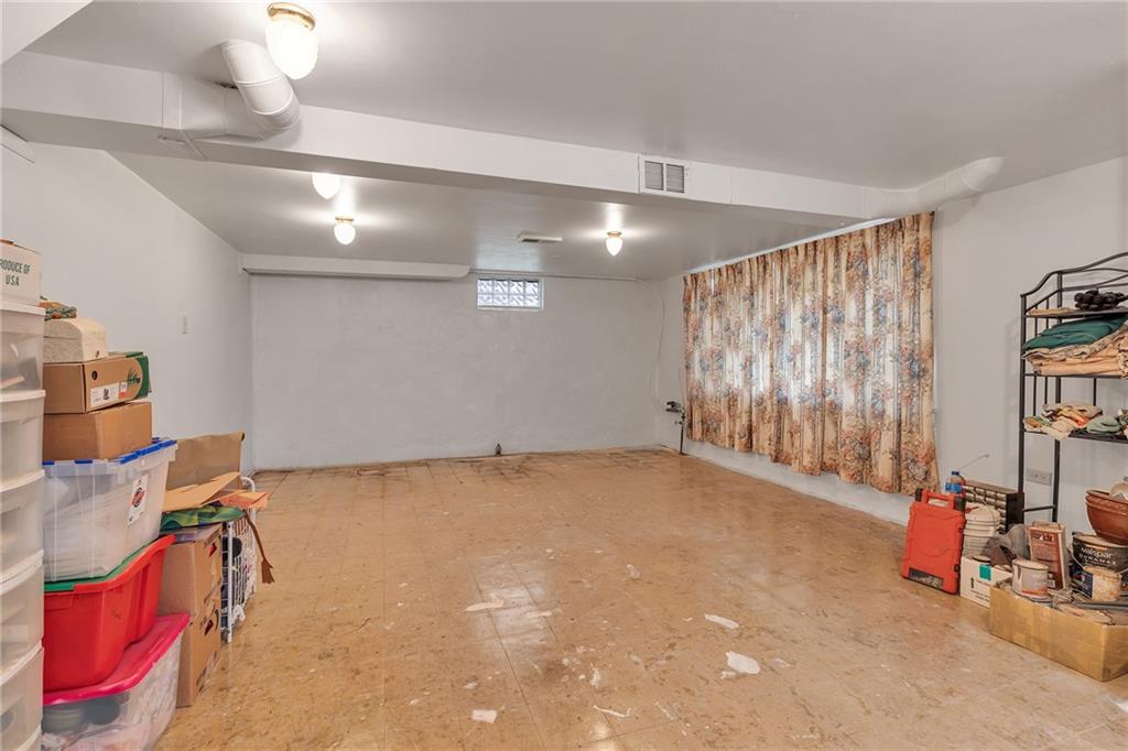 290 Jackson Street Rochester, PA 15074 - Photo 13 of 16 an empty room with windows and closet