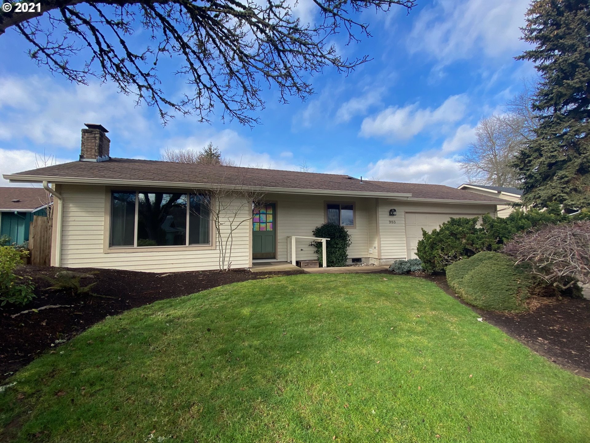 988 Rainbow Drive Springfield, OR 97477 - Photo 2 of 26 Gallery Image 2