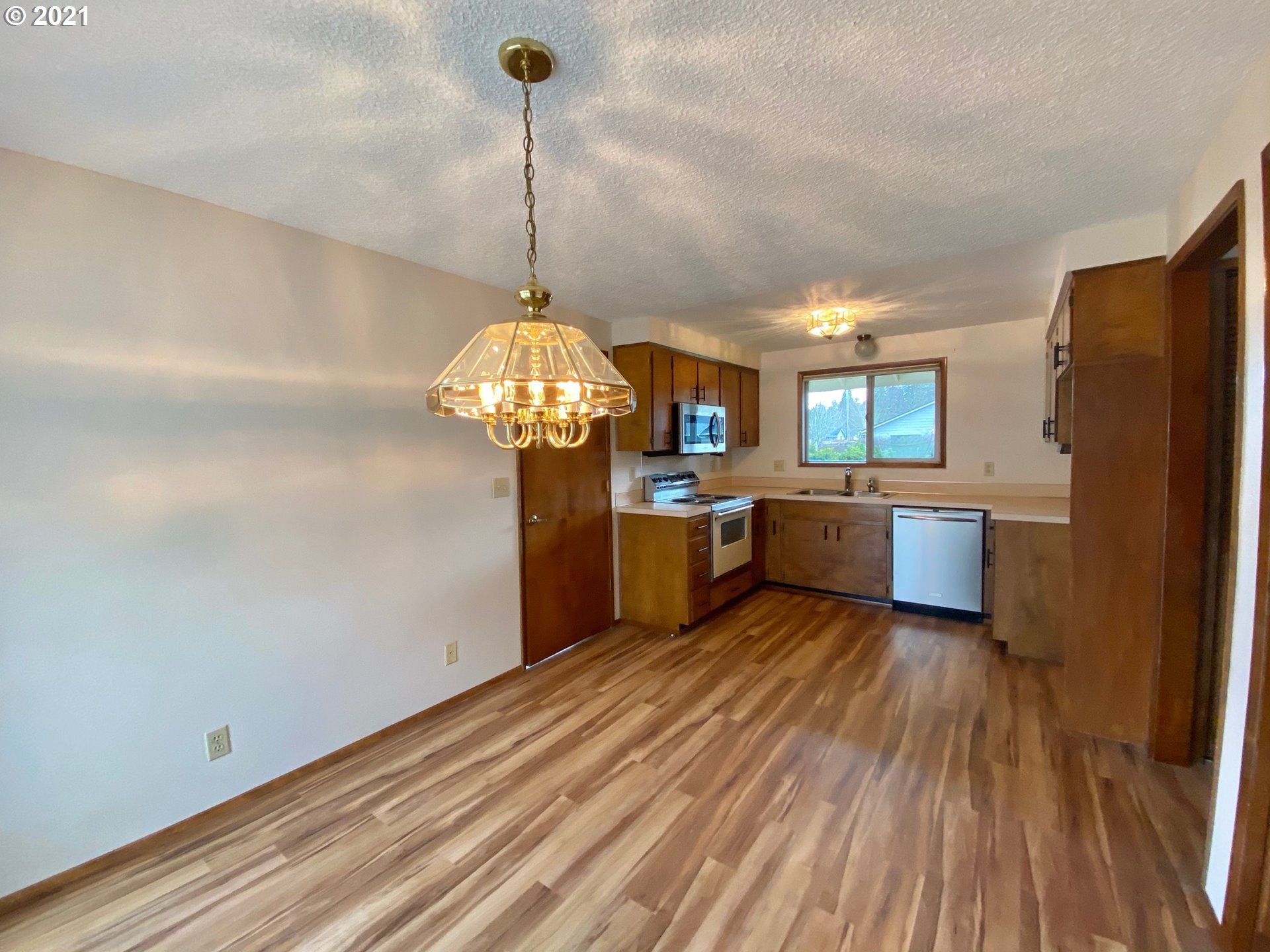 988 Rainbow Drive Springfield, OR 97477 - Photo 11 of 26 Gallery Image 11
