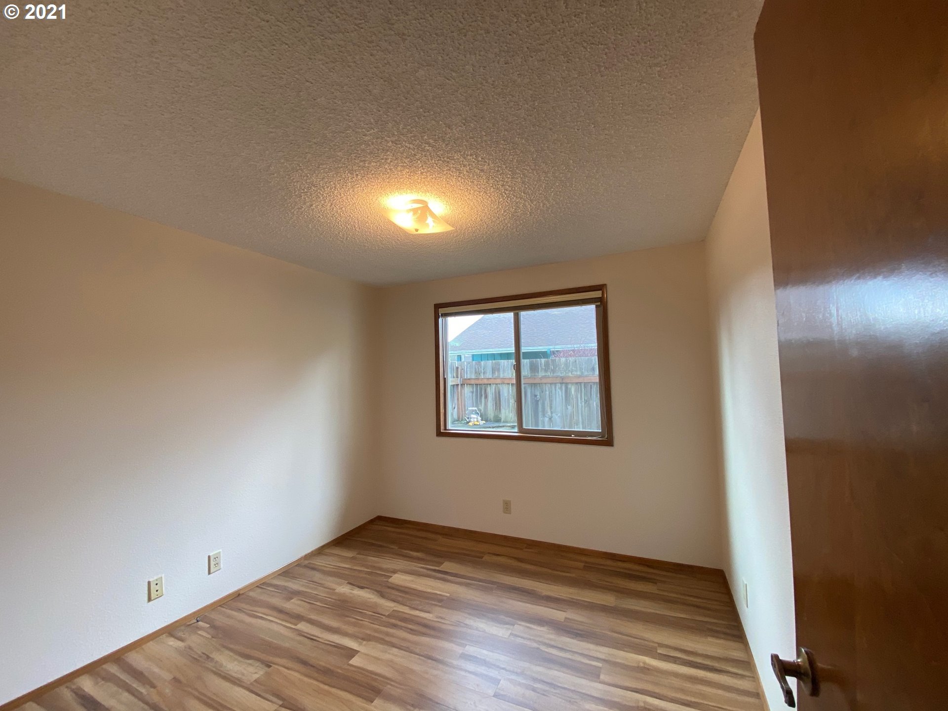 988 Rainbow Drive Springfield, OR 97477 - Photo 15 of 26 Gallery Image 15