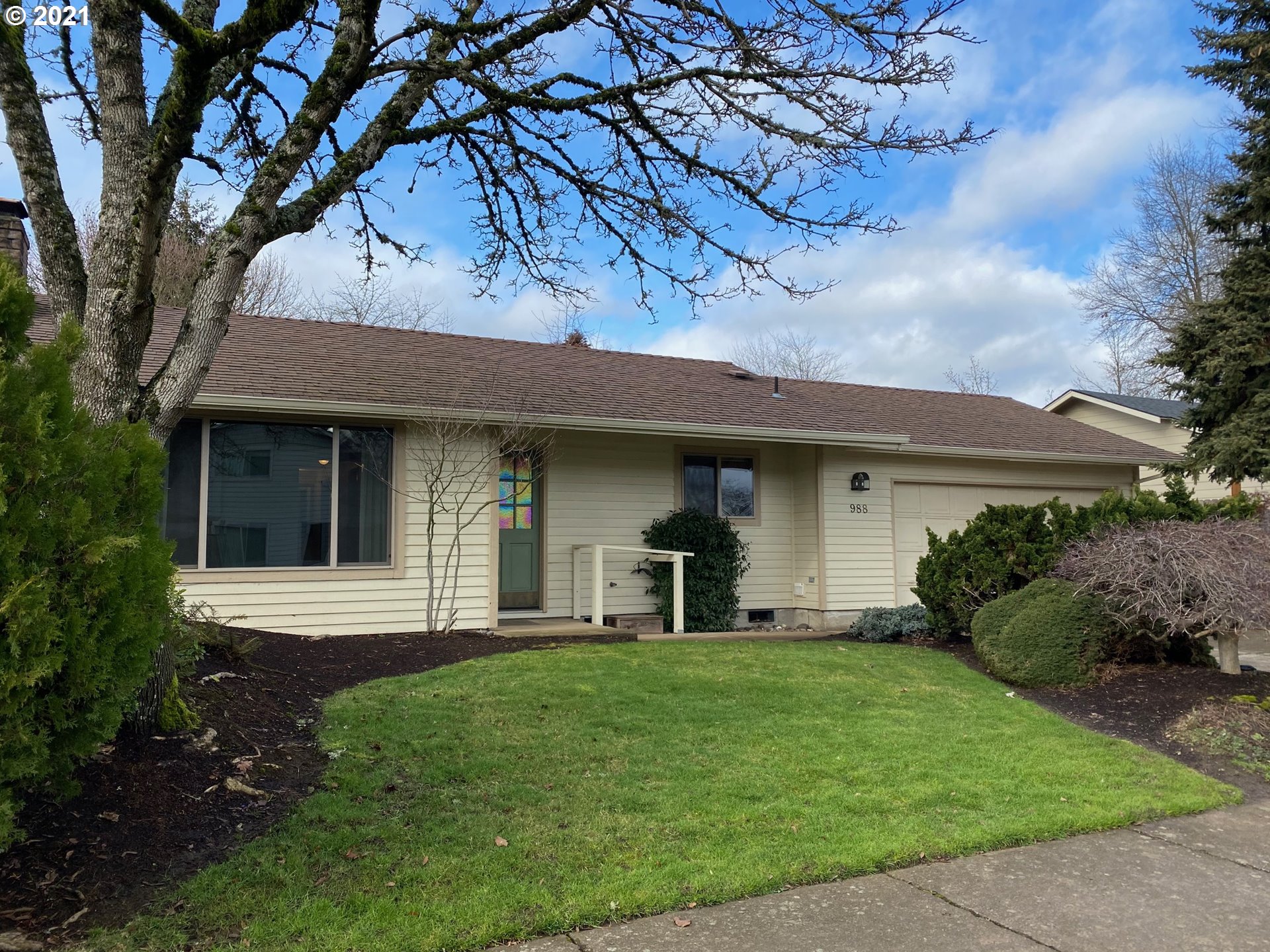 988 Rainbow Drive Springfield, OR 97477 - Photo 3 of 26 Gallery Image 3