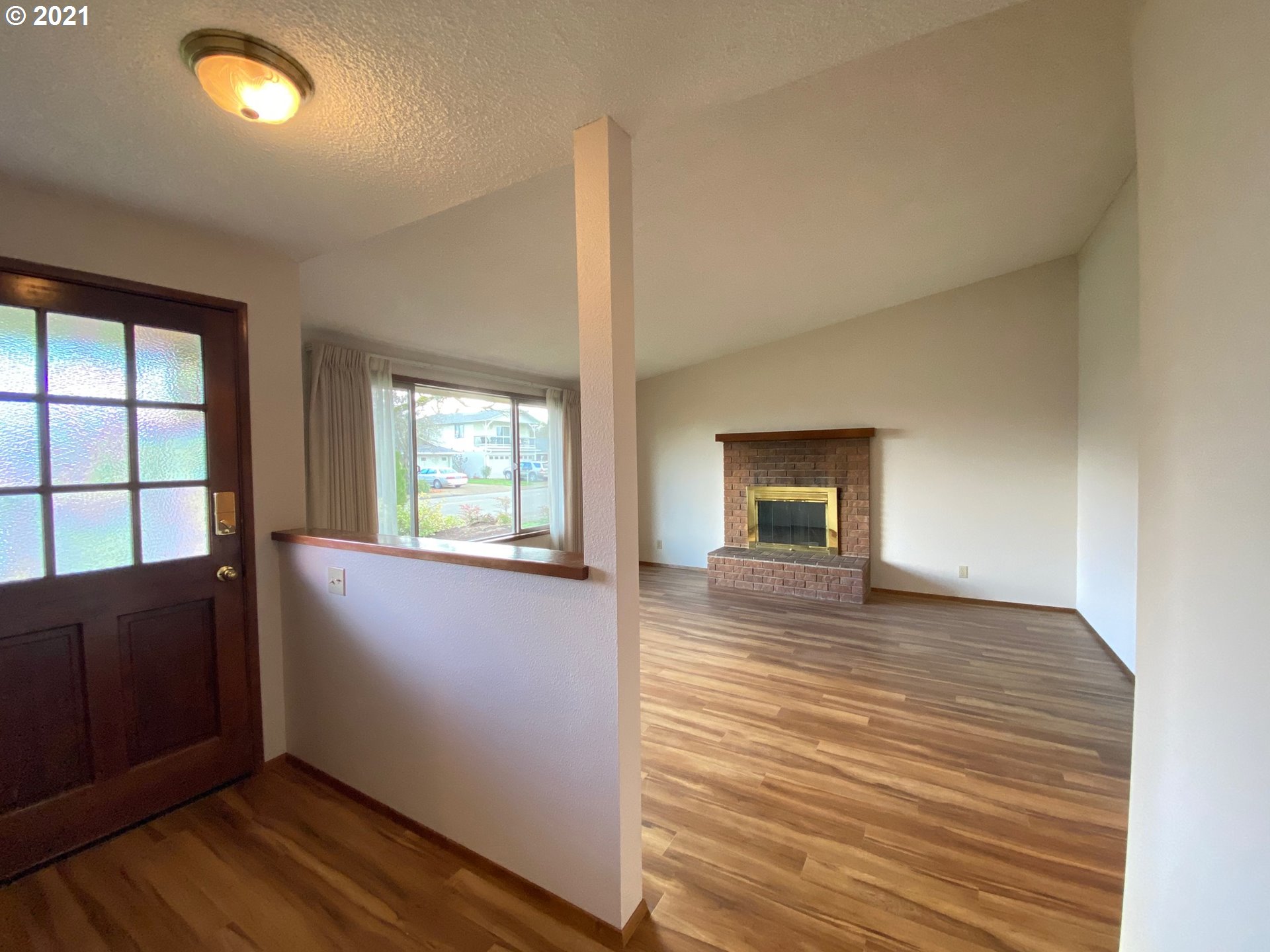 988 Rainbow Drive Springfield, OR 97477 - Photo 4 of 26 Gallery Image 4