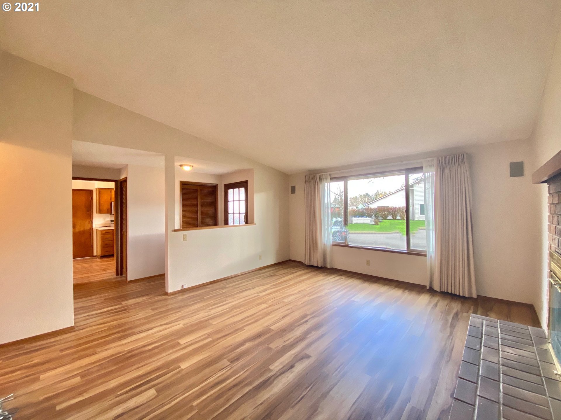 988 Rainbow Drive Springfield, OR 97477 - Photo 6 of 26 Gallery Image 6