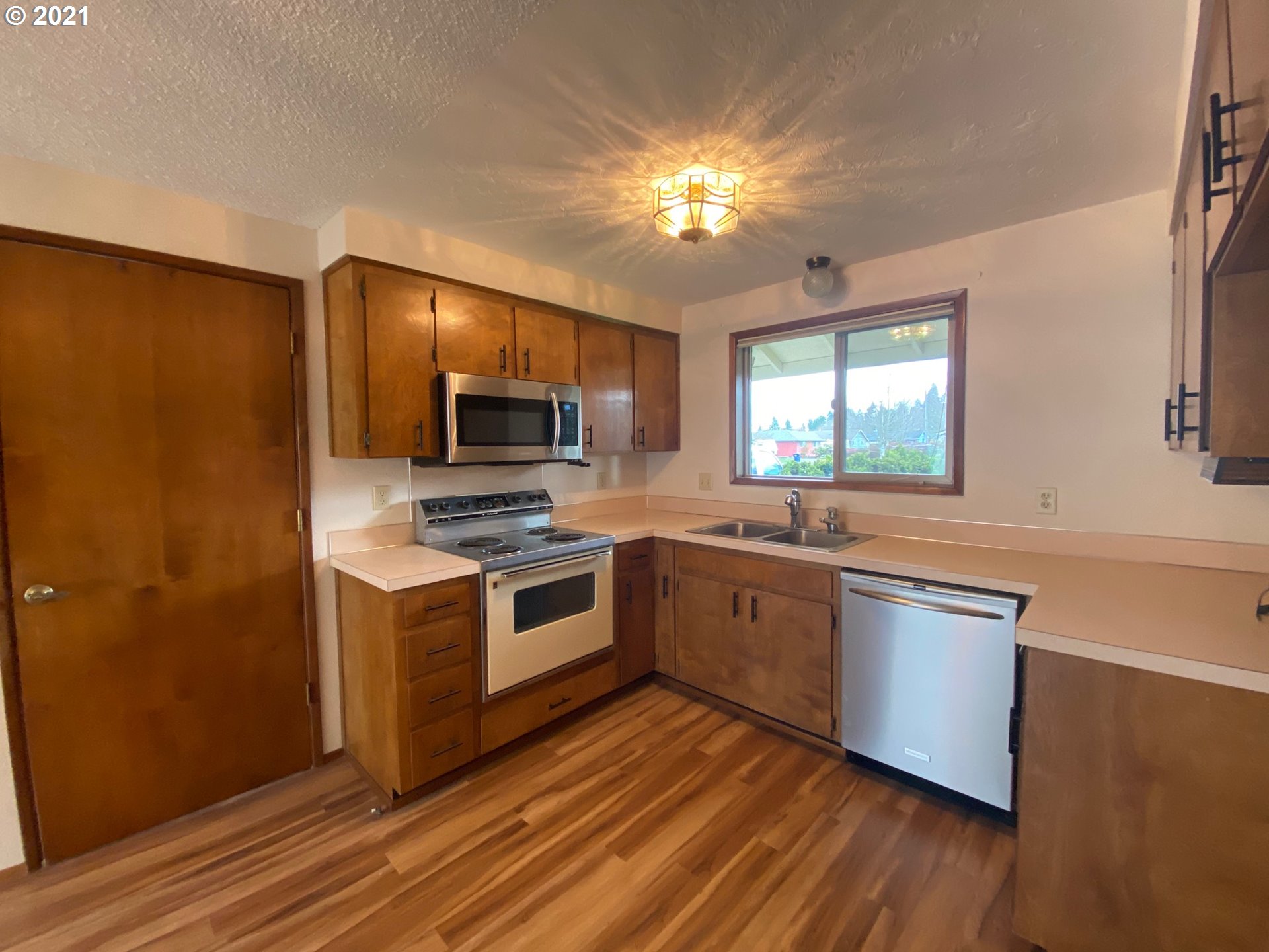 988 Rainbow Drive Springfield, OR 97477 - Photo 8 of 26 Gallery Image 8