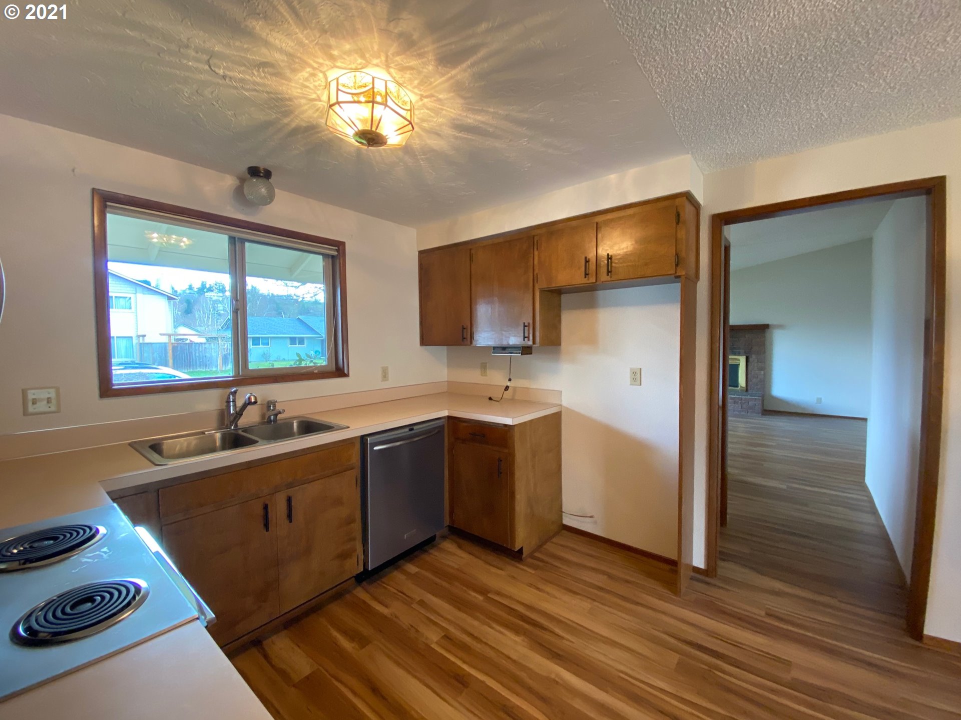 988 Rainbow Drive Springfield, OR 97477 - Photo 9 of 26 Gallery Image 9