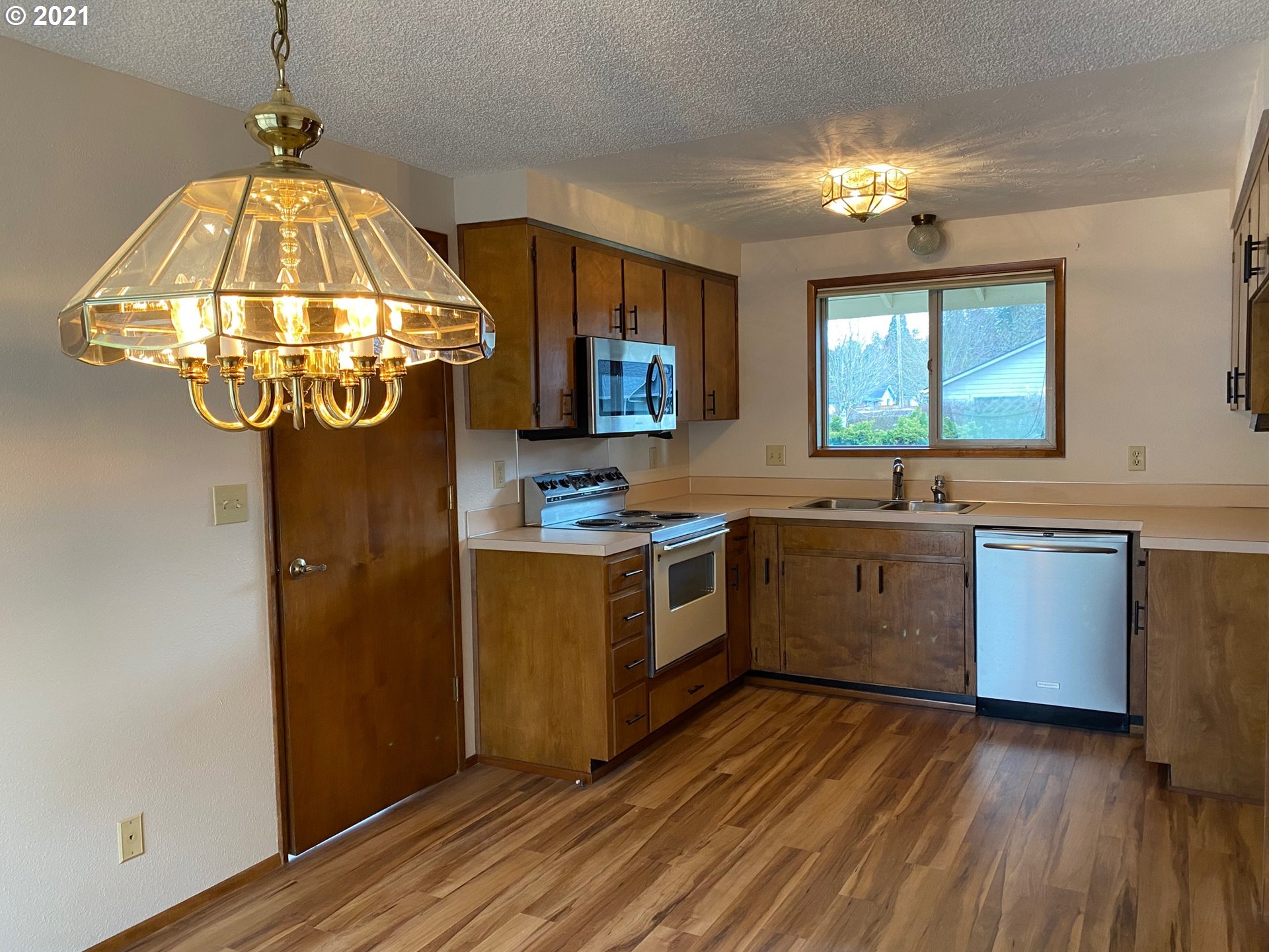 988 Rainbow Drive Springfield, OR 97477 - Photo 10 of 26 Gallery Image 10