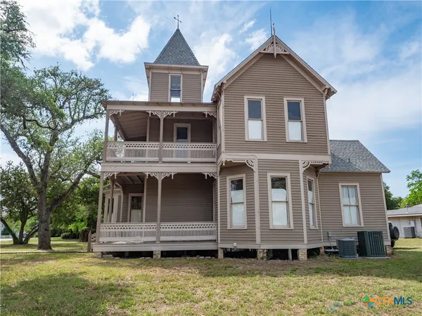 $392,999 | 204 West Reuss Boulevard, Cuero, TX 77954