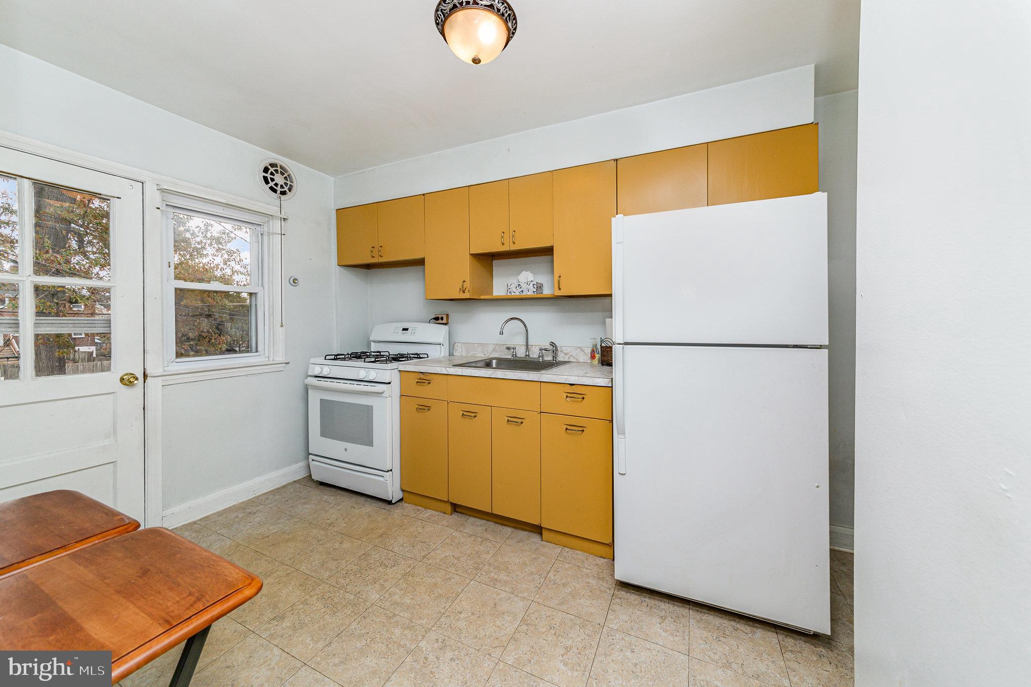 8675 Oak Road Parkville, MD 21234 - Photo 11 of 33