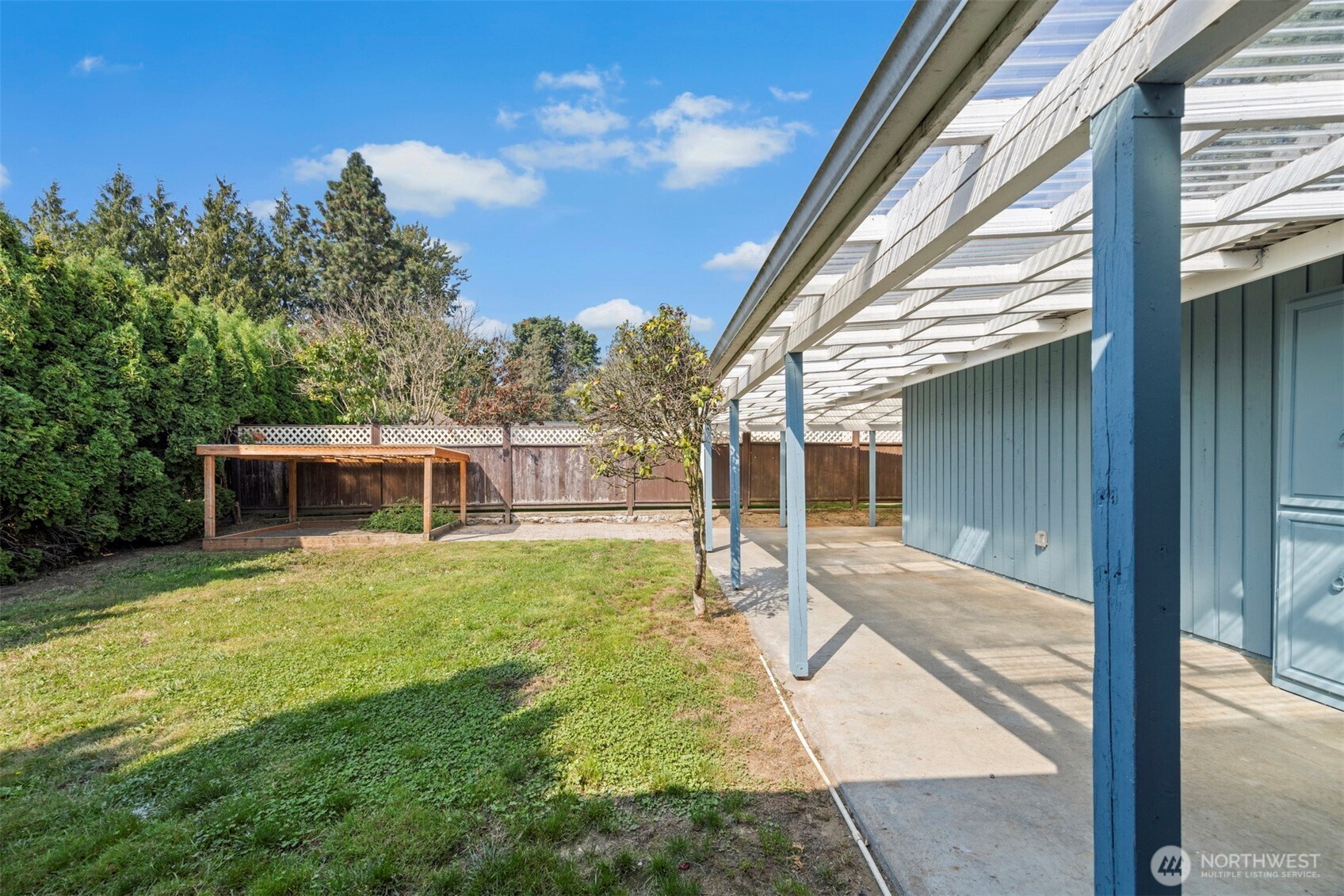 403 17th Street Lynden, WA 98264 - Photo 4 of 40 a front view of a house with yard
