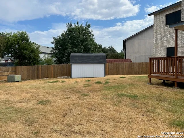 a view of a backyard