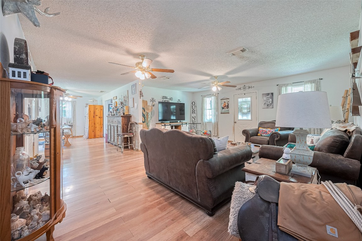 200 Little Pine Valley Road Cleveland, TX 77328 - Photo 11 of 43 Warm living area