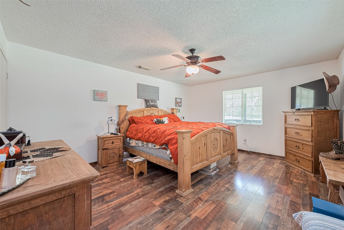 200 Little Pine Valley Road Cleveland, TX 77328 - Photo 25 of 43 Room for big furniture