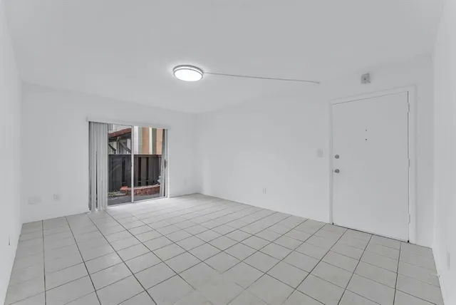 $1,800 | 10790 North Kendall Drive, Miami, FL 33176