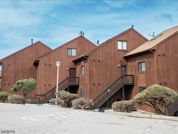 $234,000 | 1 Onuma Court, Unit 8, Vernon, NJ 07462