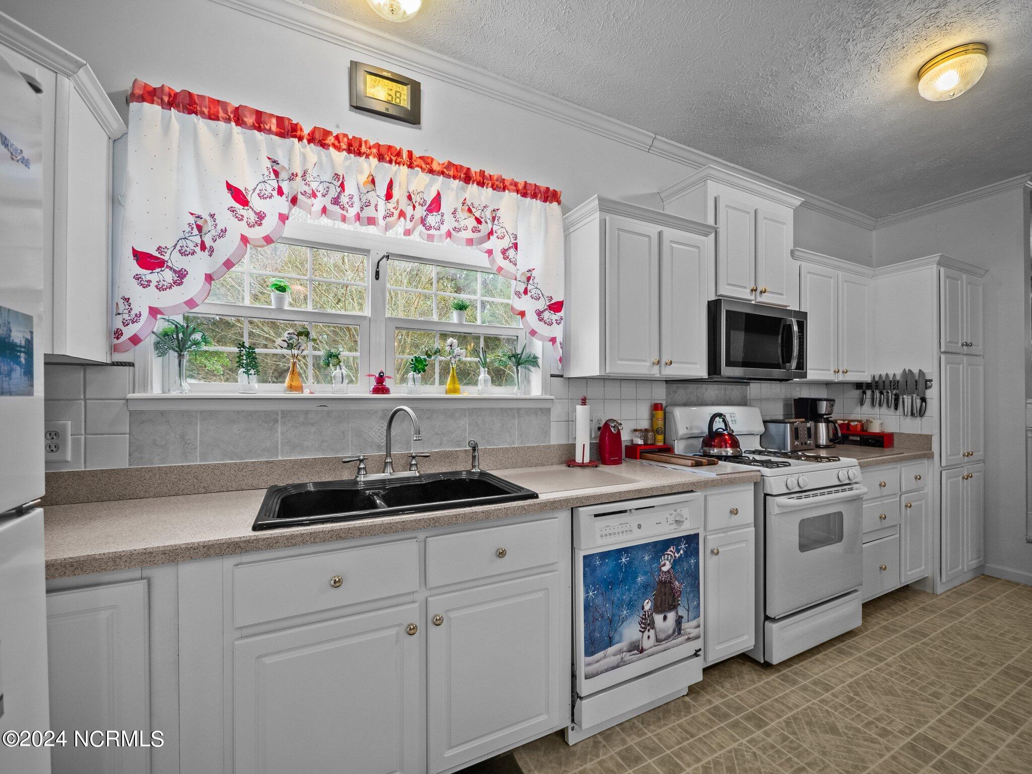 334 Old Folkstone Road Holly Ridge, NC 28445 - Photo 14 of 42 kitchen