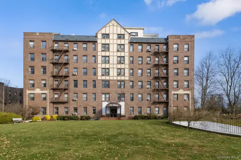 $398,000 | 37 Brompton Road, Unit 3D, Great Neck, NY 11021