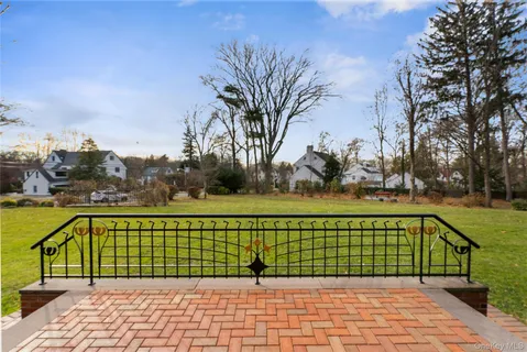 $398,000 | 37 Brompton Road, Unit 3D, Great Neck, NY 11021