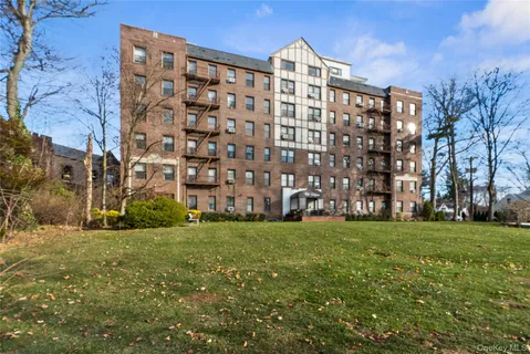 $398,000 | 37 Brompton Road, Unit 3D, Great Neck, NY 11021