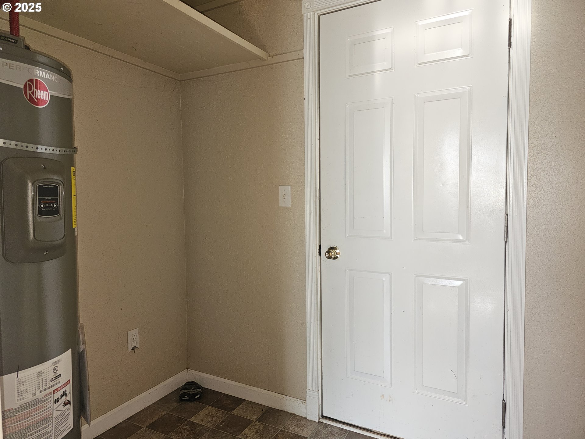 183 East Dodge Street Lebanon, OR 97355 - Photo 7 of 21 a small space with wooden floor and a window