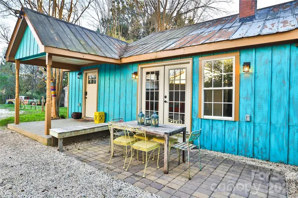 $400,000 | 221 Pineville-Matthews Road, Matthews, NC 28105