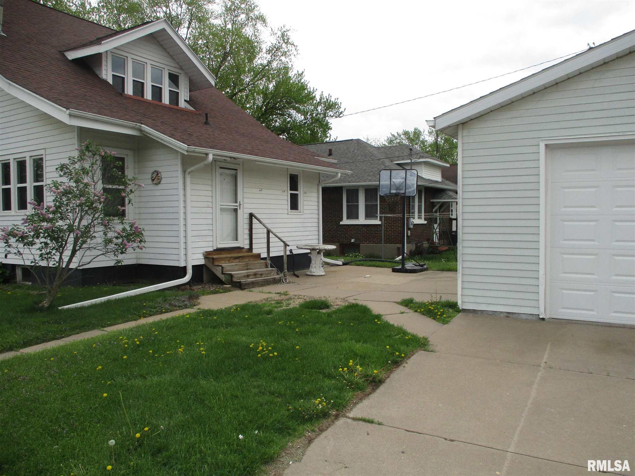 1230 Pershing Boulevard Clinton, IA 52732 - Photo 2 of 8 Gallery Image 2
