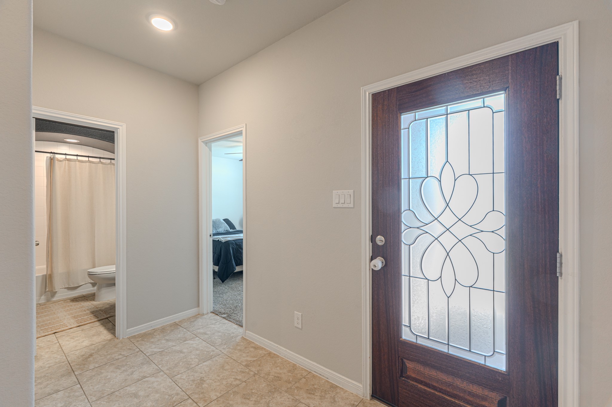 14207 Irvine Rnch Trail Conroe, TX 77384 - Photo 4 of 29 an empty room with windows and closet