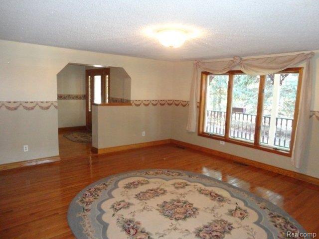 4711 Diehl Road Metamora, MI 48455 - Photo 14 of 21 Living Room.jpg