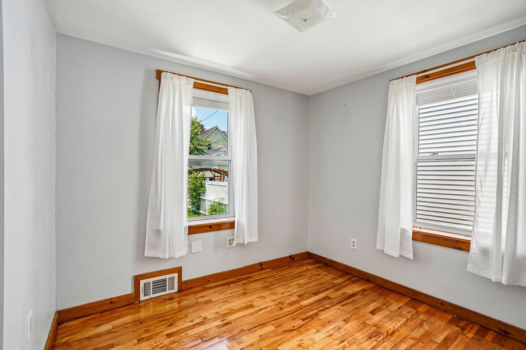 10 Standish Street Worcester, MA 01604 - Photo 11 of 27
