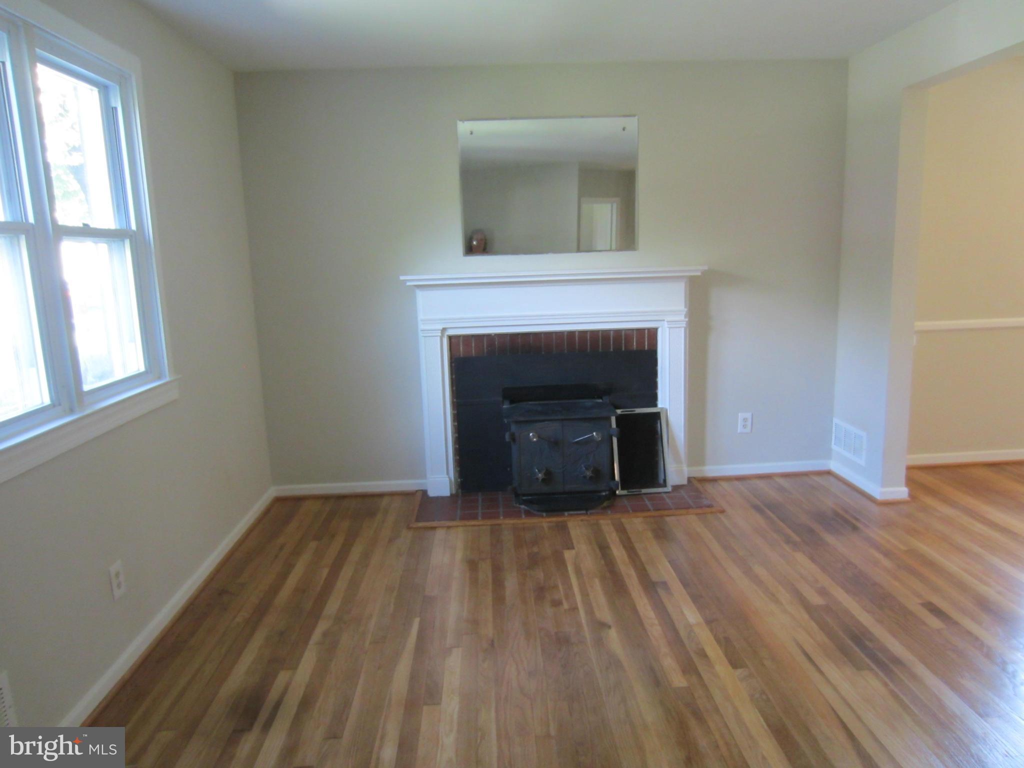 10307 Greentop Road Cockeysville, MD 21030 - Photo 3 of 21 Living Room