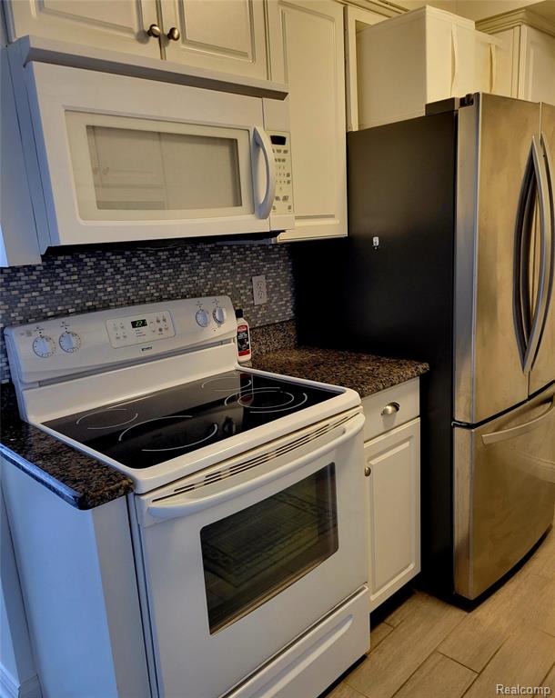 24111 Meridian Road, Unit 120 Grosse Ile, MI 48138 - Photo 4 of 11 Gallery Image 4
