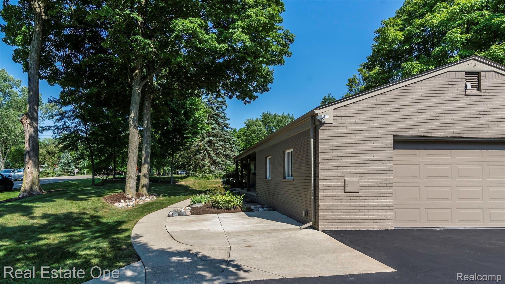 28536 Quail Hollow Road Farmington, MI 48331 - Photo 43 of 48 front path