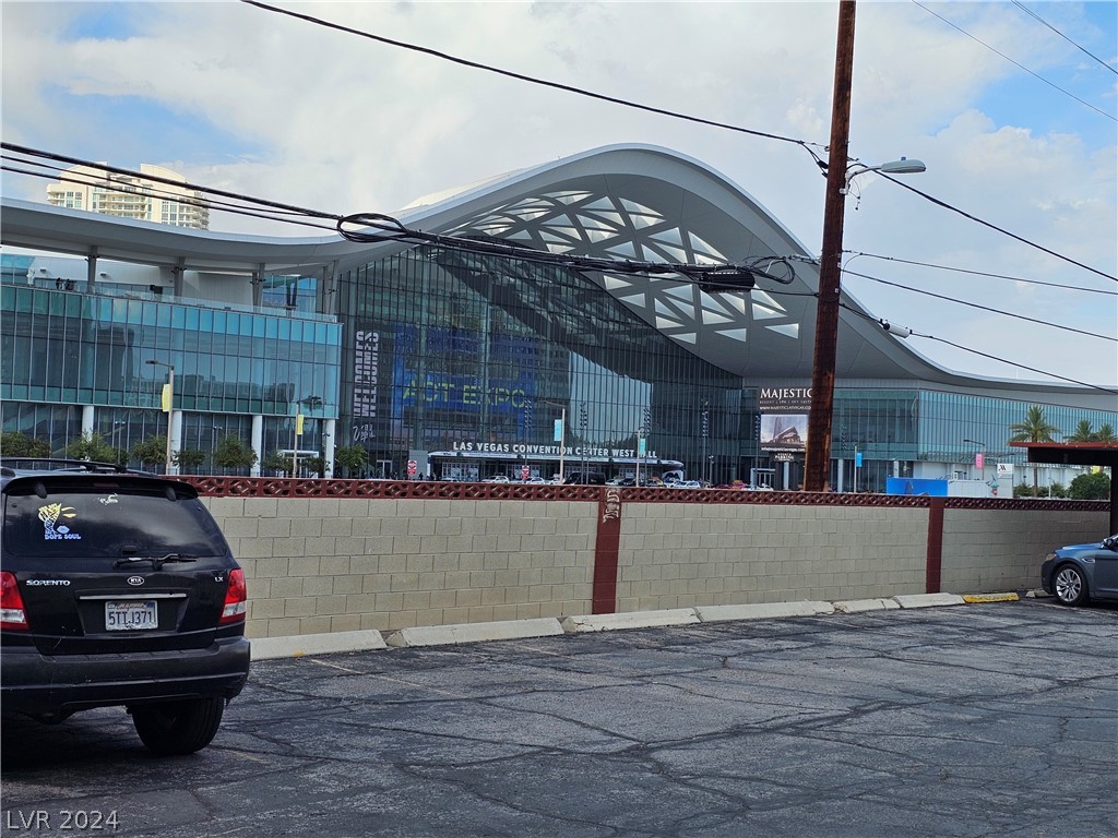 350 East Desert Inn Road, Unit F104 Las Vegas, NV 89109 - Photo 45 of 98 Rear parking faces the Las Vegas Convention Center