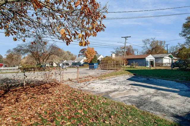 a view of yard with tree in front of it